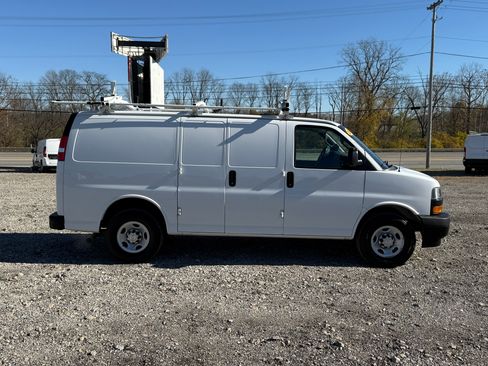 Used 2021 Chevrolet Express 3500 image 2