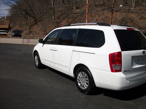 Used 2011 Kia Sedona LX image 3