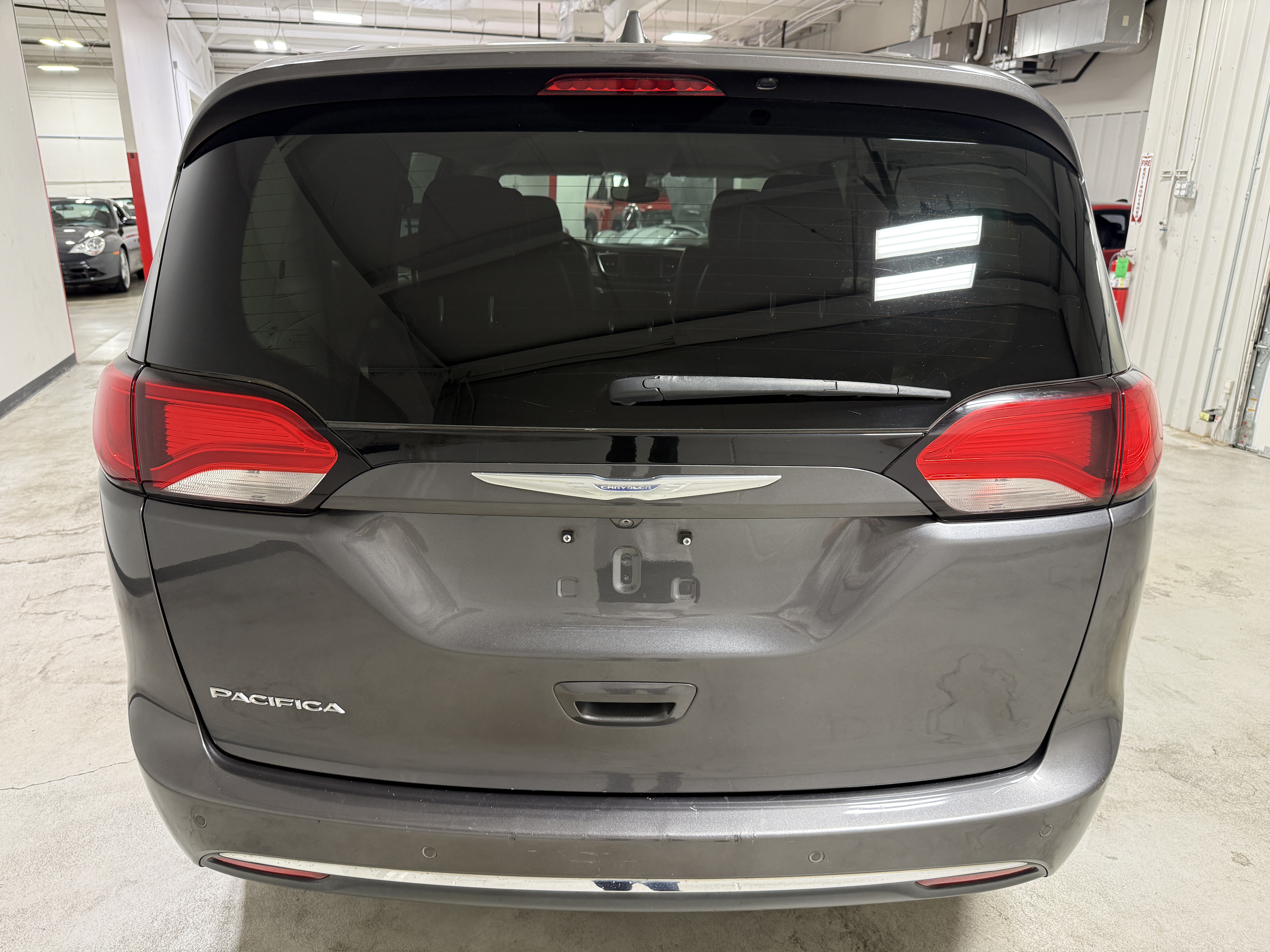 Used 2018 Chrysler Pacifica Touring-L FWD image 6