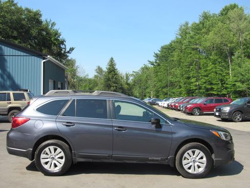 Used 2017 Subaru Outback 2.5i Premium AWD/4WD image 8
