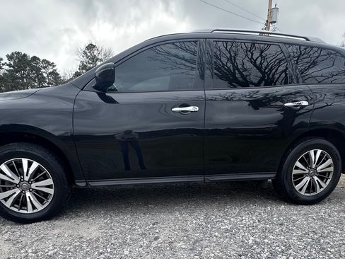 Used 2019 Nissan Pathfinder SE image 4