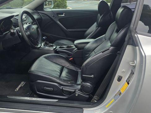 Used 2011 Hyundai Genesis Coupe 3.8 Grand Touring image 19