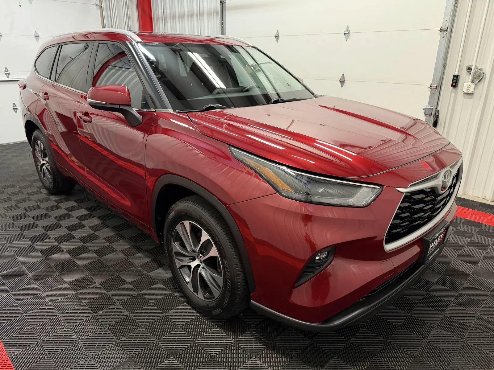 Used 2023 Toyota Highlander XLE FWD image 5