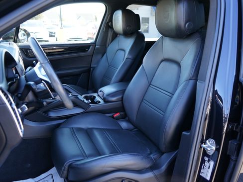 Used 2022 Porsche Cayenne image 12