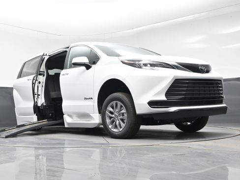 Used 2026 Toyota Sienna LE image 1