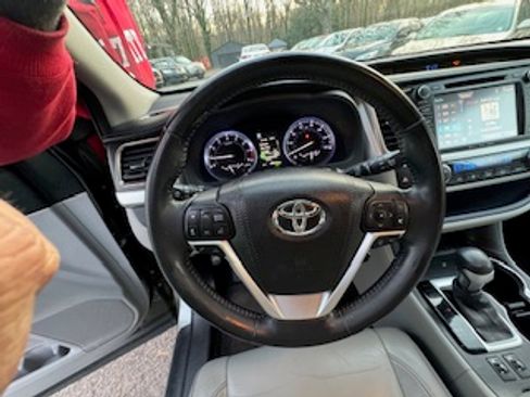 Used 2017 Toyota Highlander XLE image 19
