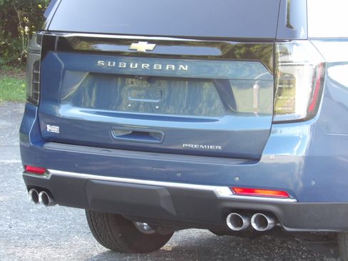 Used 2025 Chevrolet Suburban 2WD Premier image 10