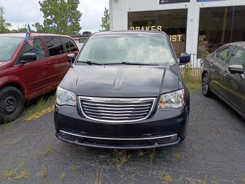 Used 2014 Chrysler Town & Country Touring FWD image 1