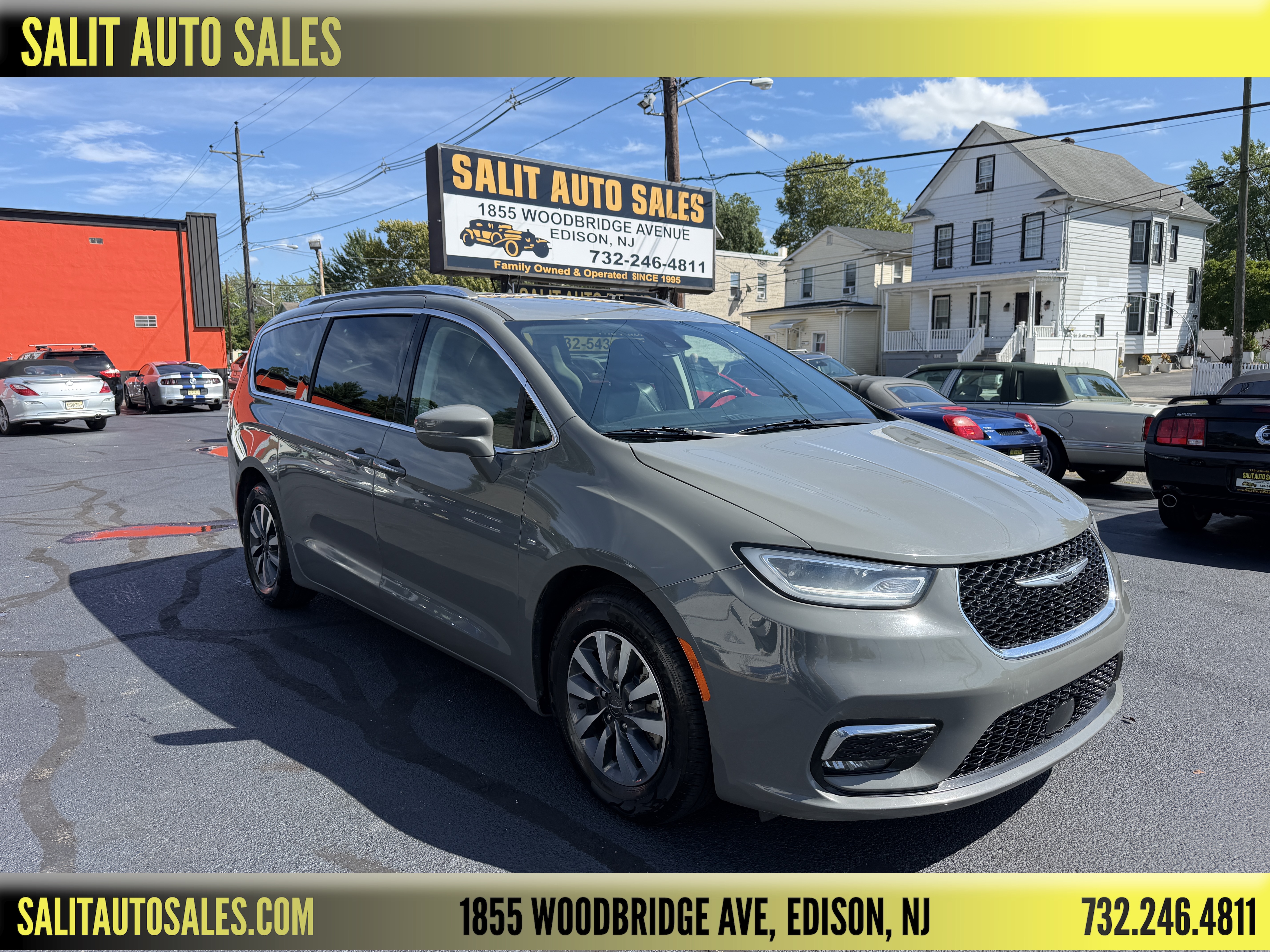 Used 2021 Chrysler Pacifica Touring-L FWD image 1