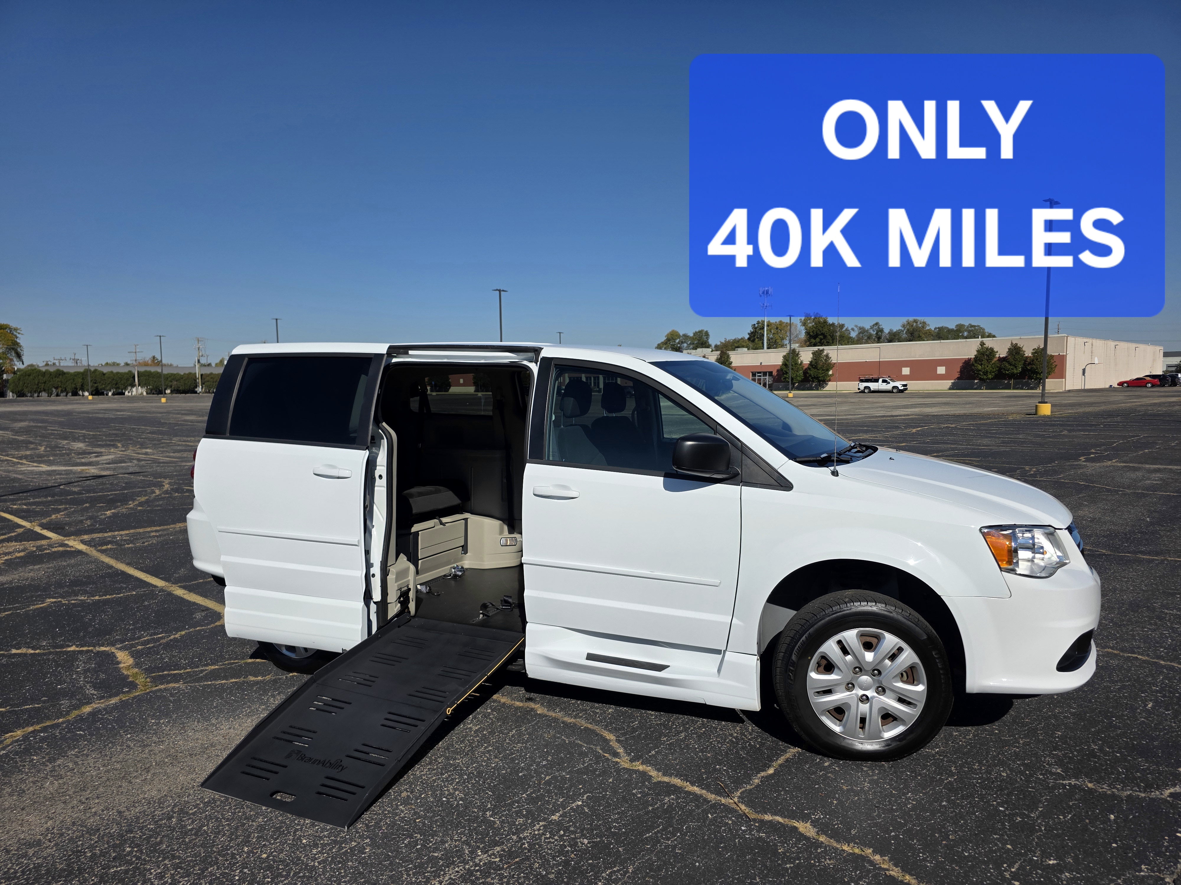 Used 2017 Dodge Grand Caravan SE FWD image 1