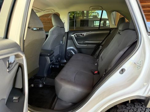 Used 2019 Toyota RAV4 AWD LE image 16