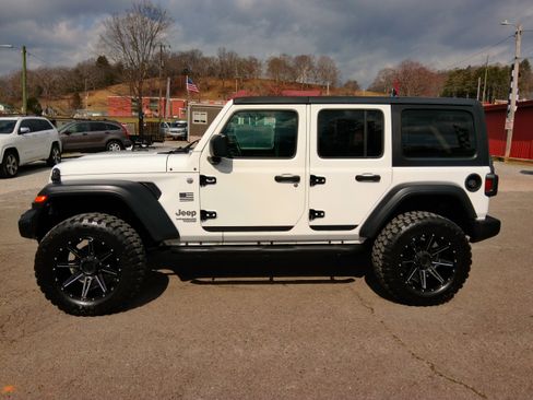 Used 2018 Jeep Wrangler Unlimited Sport image 9