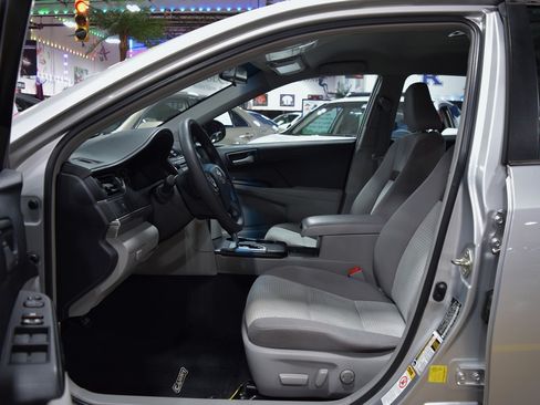 Used 2013 Toyota Camry LE image 16