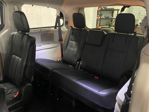 Used 2015 Chrysler Town & Country Touring-L FWD image 17
