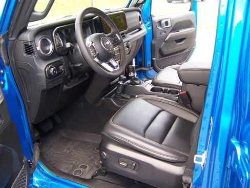 Used 2024 Jeep Wrangler 4WD Unlimited Sahara image 9