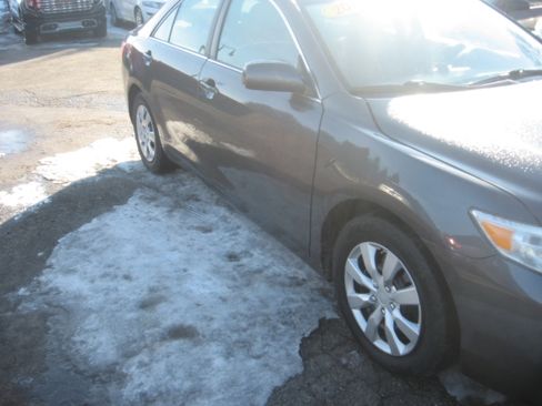 Used 2011 Toyota Camry XLE image 3