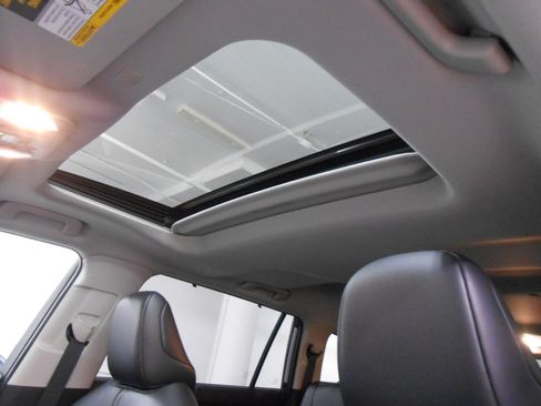 Used 2022 Toyota Highlander XLE image 16