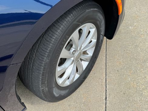Used 2018 Chrysler Pacifica Touring-L image 40