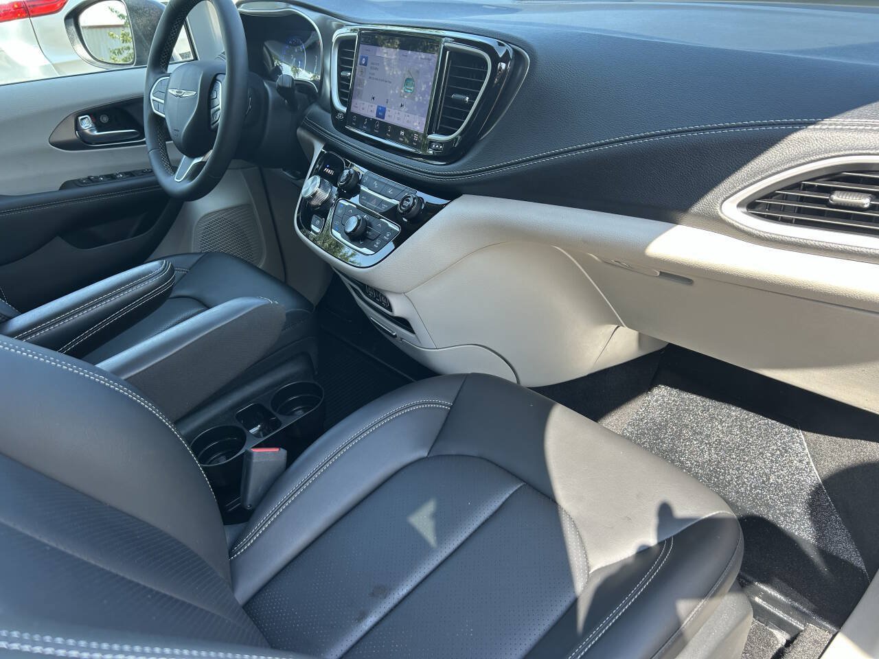 Used 2023 Chrysler Pacifica Touring-L FWD image 23