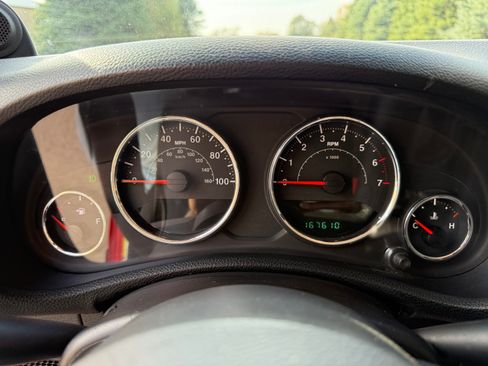 Used 2012 Jeep Wrangler Unlimited Sahara image 13
