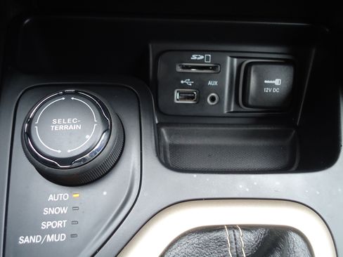 Used 2015 Jeep Cherokee Latitude image 17