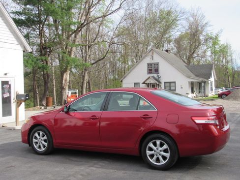 Used 2011 Toyota Camry LE Sedan FWD image 4