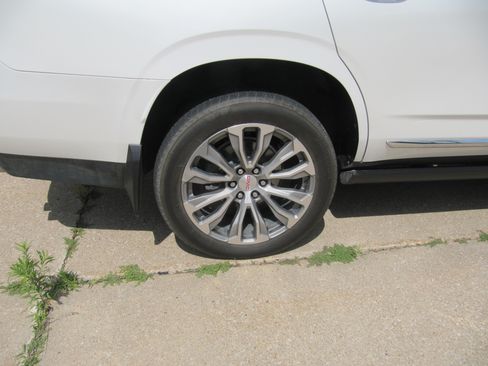 Used 2021 GMC Yukon 4WD Denali image 11