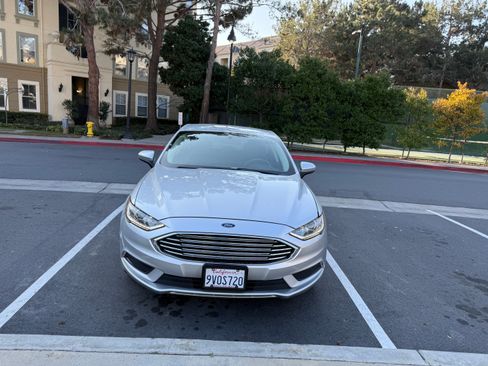 Used 2017 Ford Fusion SE image 1