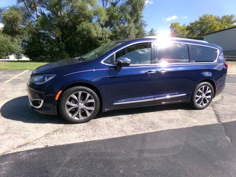 Used 2017 Chrysler Pacifica Limited FWD image 2