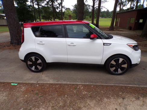 Used 2017 Kia Soul + FWD image 5