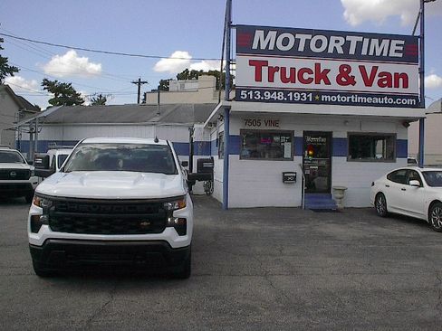 Used 2024 Chevrolet Silverado 1500 W/T AWD/4WD image 2