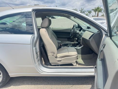 Used 2009 Ford Focus SE Coupe FWD image 18