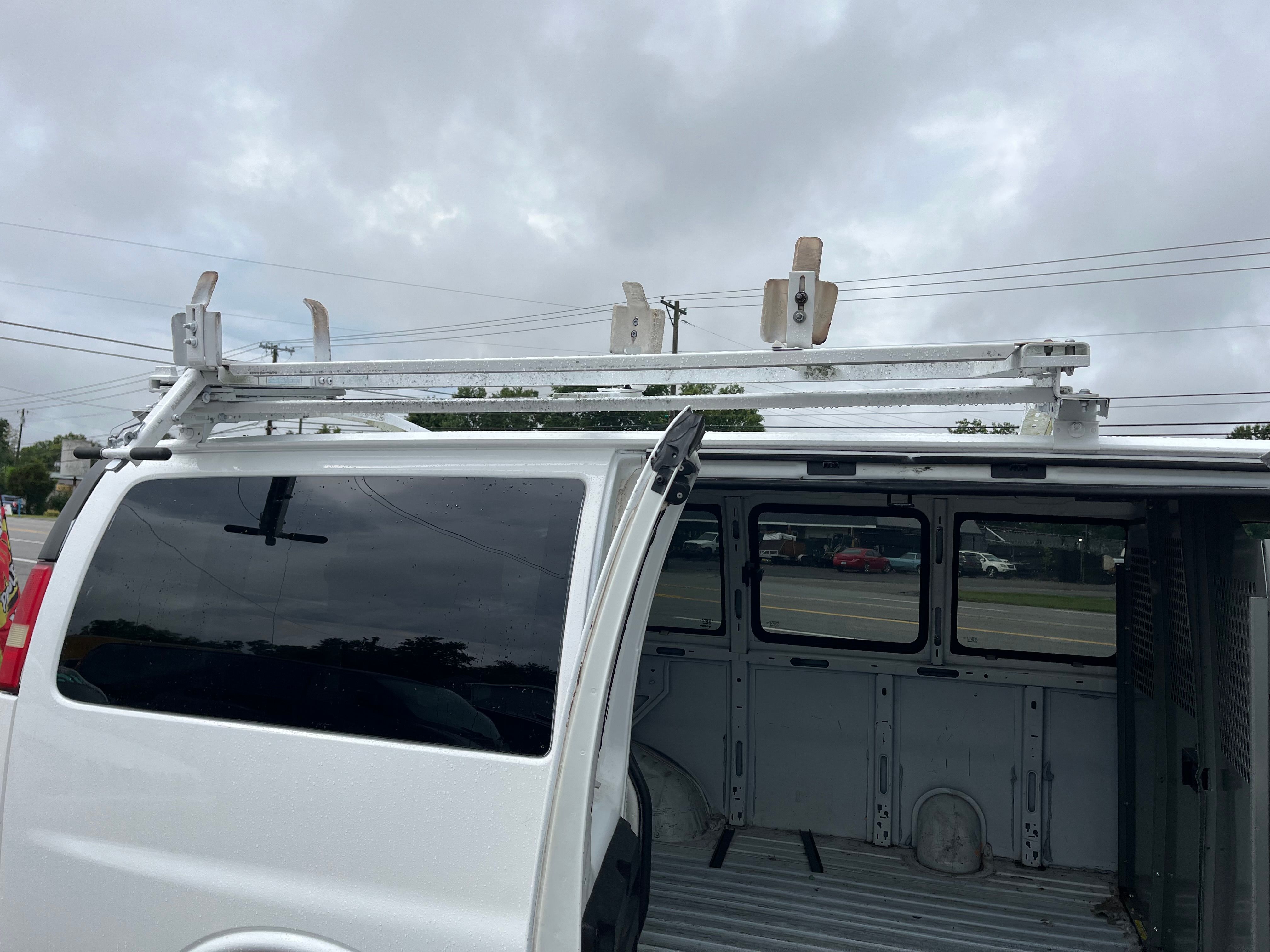 Used 2010 Chevrolet Express 2500 RWD image 31
