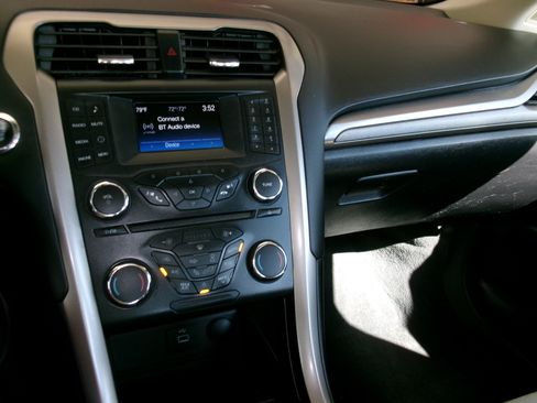 Used 2018 Ford Fusion S image 4