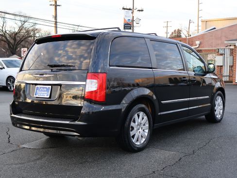 Used 2016 Chrysler Town & Country Touring image 8