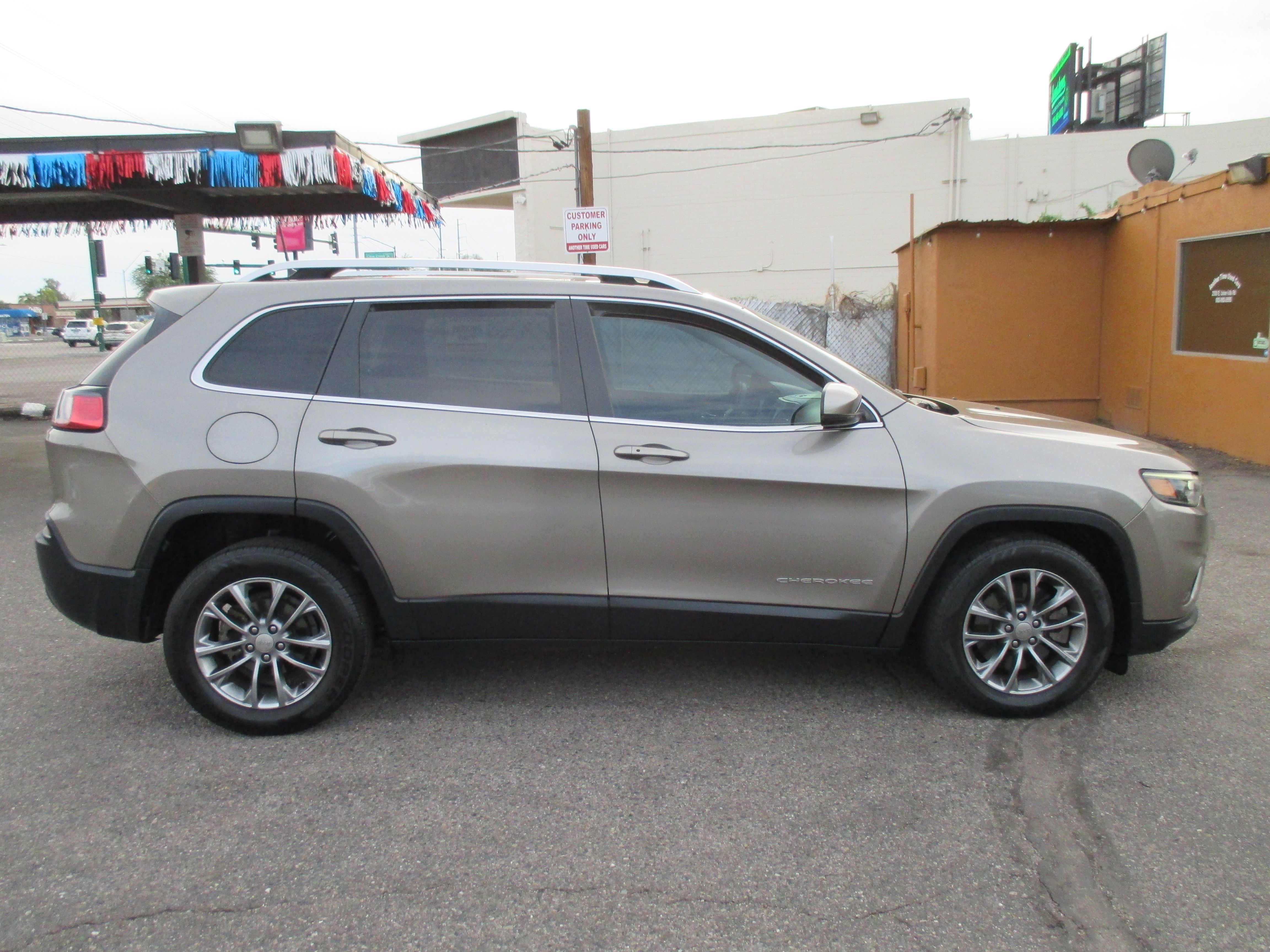 Used 2020 Jeep Cherokee Latitude Plus Sport Utility 4D FWD image 1