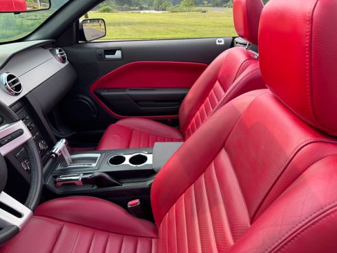 Used 2005 Ford Mustang Premium image 4