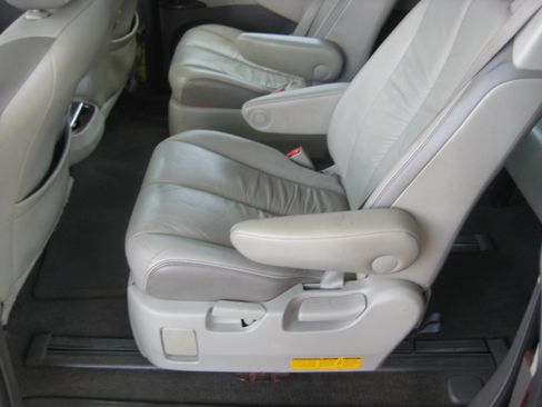 Used 2011 Toyota Sienna XLE Limited image 15