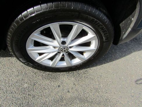 Used 2017 Volkswagen Tiguan 2.0T image 11