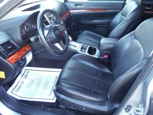 Used 2011 Subaru Outback 2.5i Limited image 11