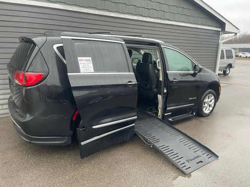 Used 2020 Chrysler Pacifica Touring-L image 2