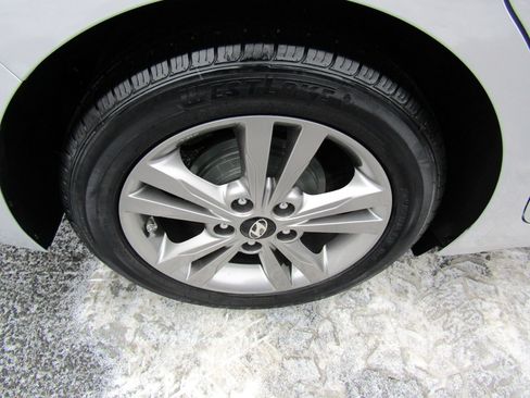 Used 2017 Hyundai Elantra SE image 12