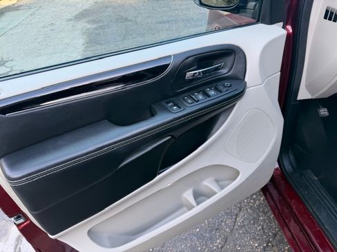 Used 2018 Dodge Grand Caravan SXT image 17