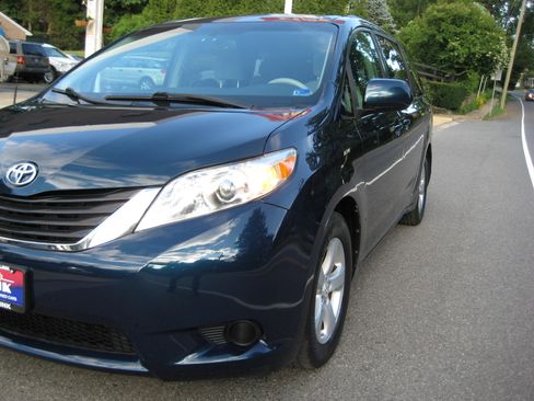 Used 2011 Toyota Sienna LE FWD image 10