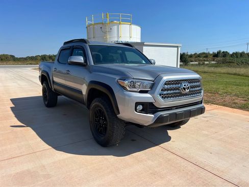 Used 2016 Toyota Tacoma TRD Off-Road image 2