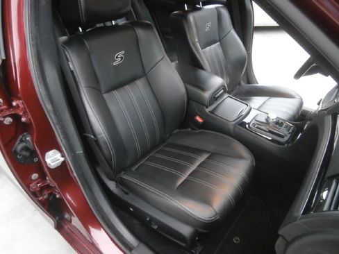 Used 2019 Chrysler 300 S image 19