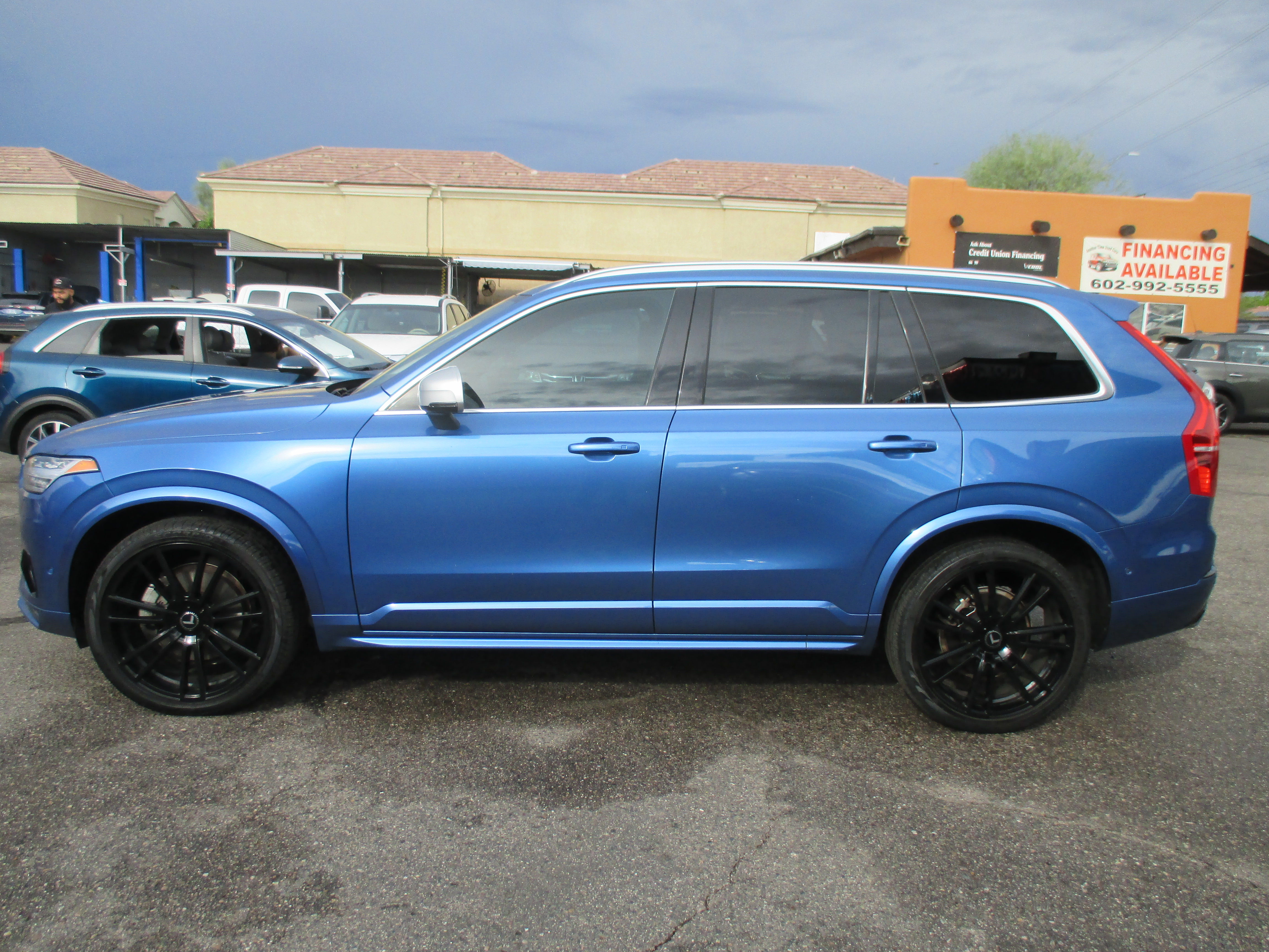 Used 2019 Volvo XC90 AWD T5 R-Design image 2