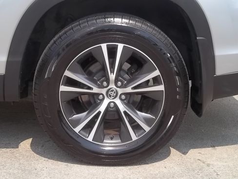 Used 2019 Toyota Highlander AWD V6 image 14