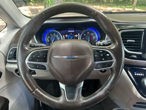 Used 2019 Chrysler Pacifica Touring-L Plus FWD image 11