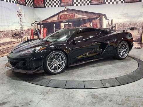 Used 2023 Chevrolet Corvette Z06 w/ Z07 Performance Package image 4